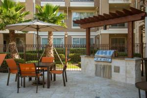 Apartments for rent in Southwest Houston, TX - Outdoor Patio with Seating and Grilling Area