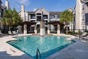 Apartments in Southwest Houston TX - Community-Pool-with-Fountain-and-Patio-Area